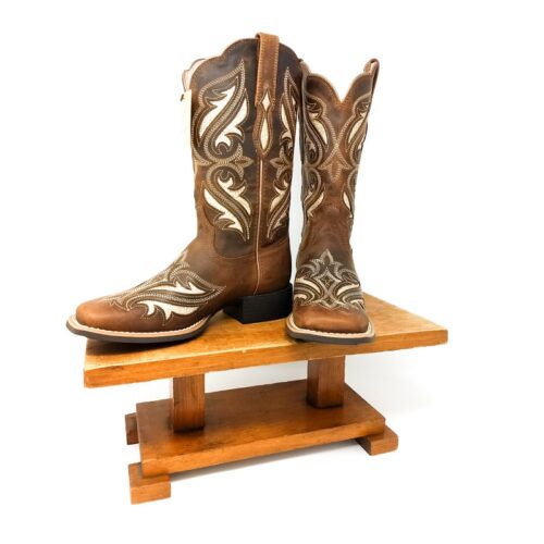 A pair of Women's Ariat Boot Round Up Bliss 10034056 cowboy boots on a wooden stand.