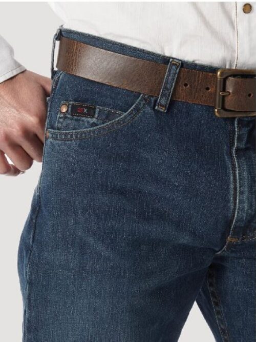 A man wearing Wrangler 20X Competition Men's jeans with a brown belt.